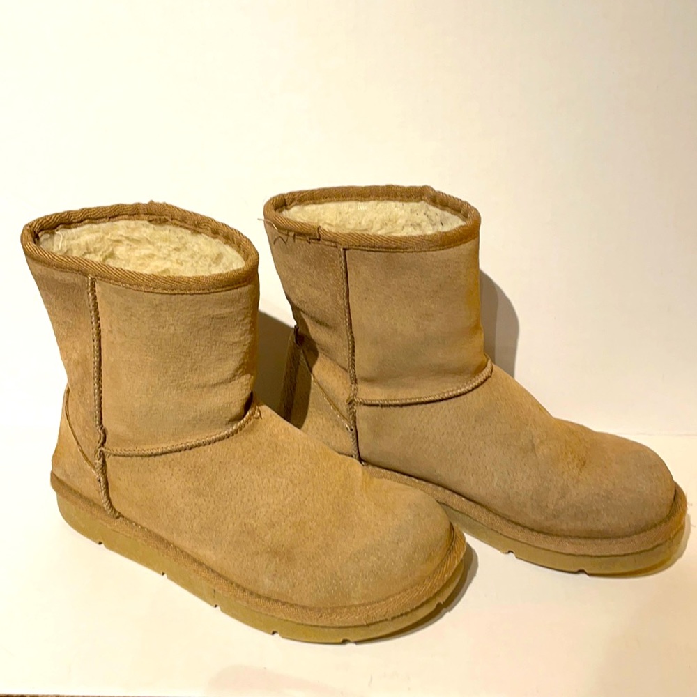 🌼2/$15 Suede ugg-like boots (8)